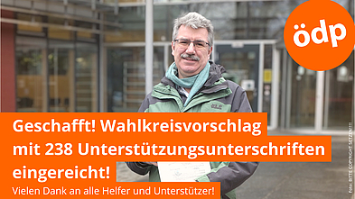 Adrian Heim reicht die Wahlunterlagen beim Kreiswahlleiter in Fürstenfeldbruck ein