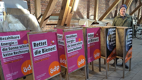 Adrian Heim neben Plakatständern mit Bundestagswahl-Plakaten der ÖDP
