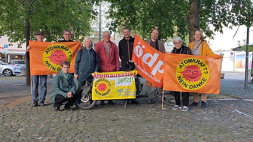 Teilnehmer der Tschernobyl-Mahnwache mit "Atomkraft Nein Danke" Sonnen