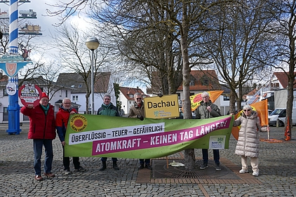 Teilnehmer der Mahnwache mit Banner Atomkraft - Keinen Tag länger