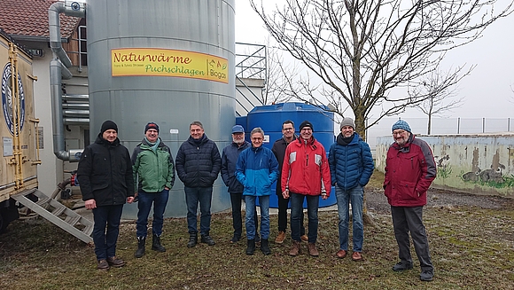 Besuchergruppe vor dem Technikgebäude der Biogasanlage in Puchschlagen