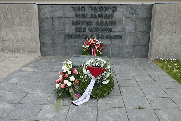 Gedenkinschrift "nie wieder" in der KZ Gedenkstätte Dachau