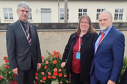Heim, Bartmann und Brendle-Behnisch vor dem Gedenkkranz
