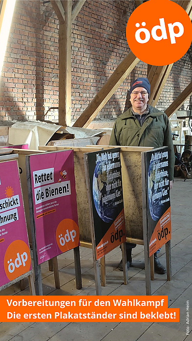 Wahlkampfvorbereitungen: Die Plakatständer werden beklebt