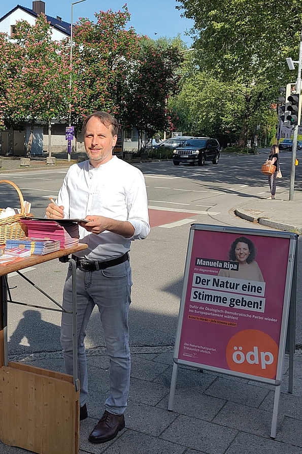 Wolfgang Ott am Infostand in Dachau am 11.5.2024