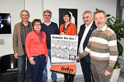 Der neue geschäftsführende Vorstand. Schatzmeister Patrik Schlichte, Schriftführerin Angela Kern, Adrian Heim aus Dachau, Rosi Reindl aus Ebersberg, Wolfgang Reiter aus Erding. Ganz rechts der ehemalige Bezirksvorsitzende Franz Hofmaier aus Ingolstadt